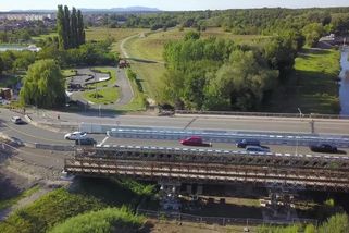Provizorní most mezi Břeclaví a Poštornou nevydržel. Jezdí se znovu po starém - Novinky